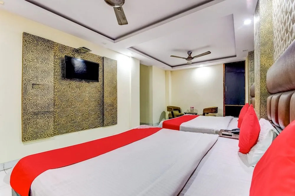 OYO 5985 Hotel Priya Palace
