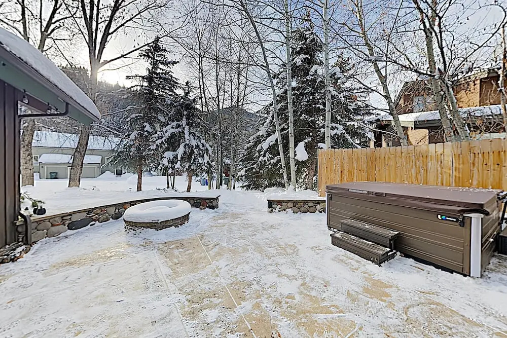 New Listing! Dazzling Custom , Near Skiing 5 Bedroom Home