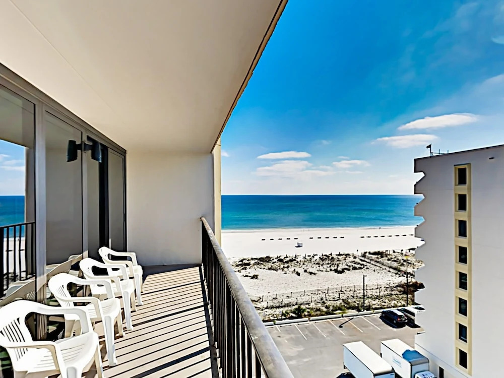 Gulf-front W/ Pool - Adjacent To Gulf Place 3 Bedroom Condo