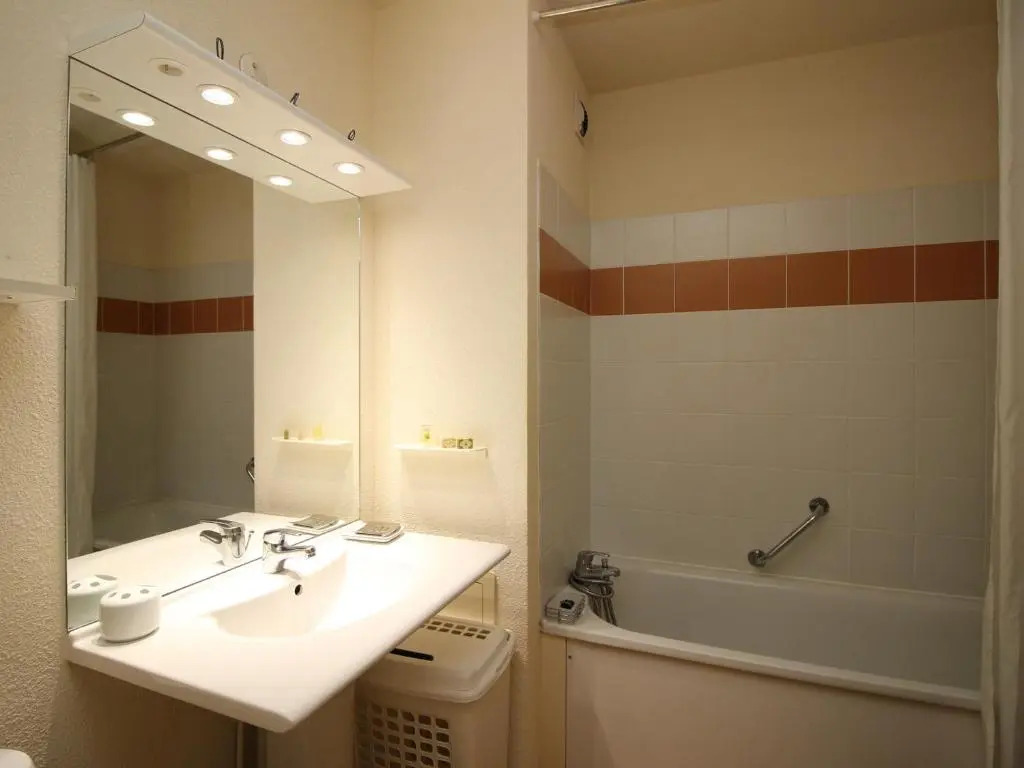 Appartement La Bourboule, 2 pièces, 5 personnes - FR-1-608-56