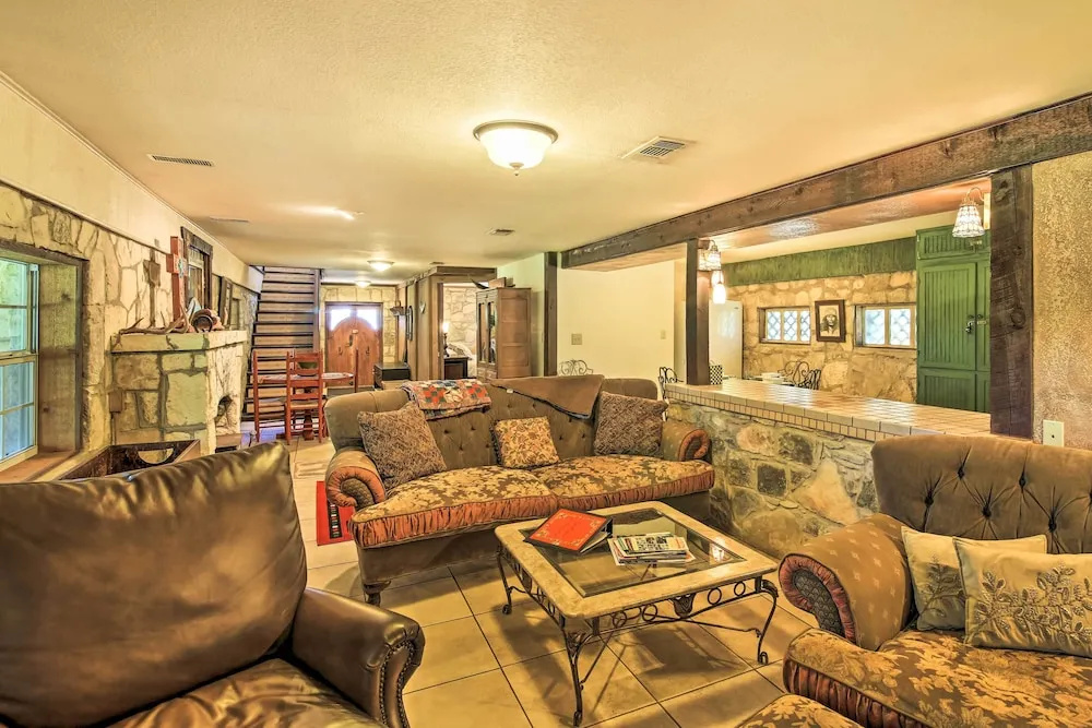 Countryside Cottage: 17 Mi to Downtown San Antonio