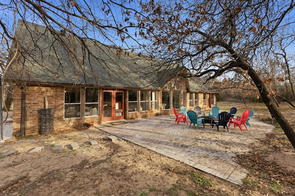 Oakwood Oasis: 1.4 Acres Of Tranquility 6 Bedroom Home