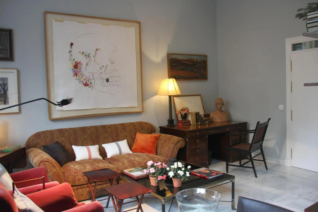 Luxurious 2 bedroom flat in a historic building