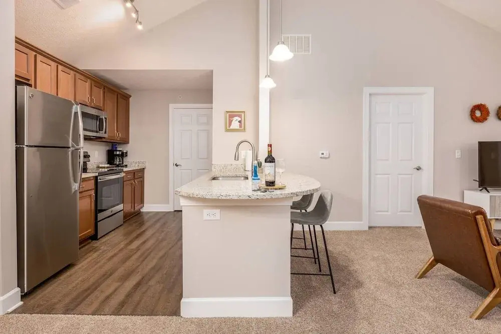 Woodland Penthouse 2BR W D Pool Gym Walkable