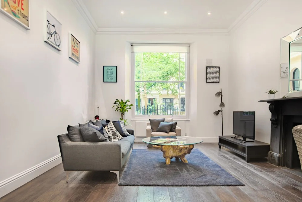 2 Bdr Queens Gardens by the Residences