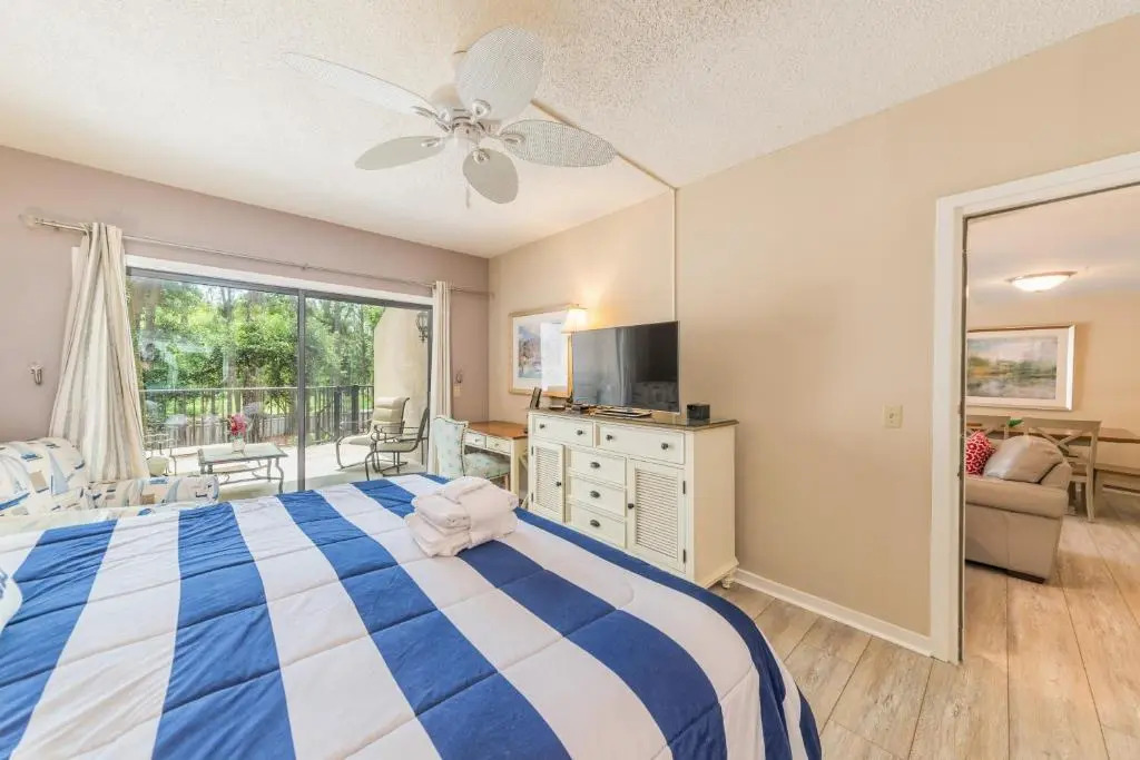 Village House 102, Sleeps 6, 2 Bedrooms, Pool