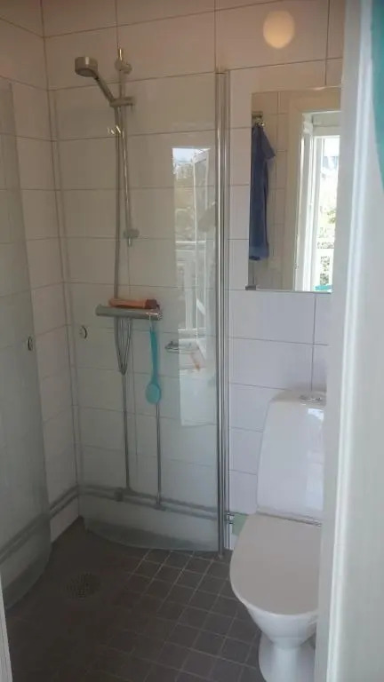 Ljust boende, egen ingång och trädgård i centrum