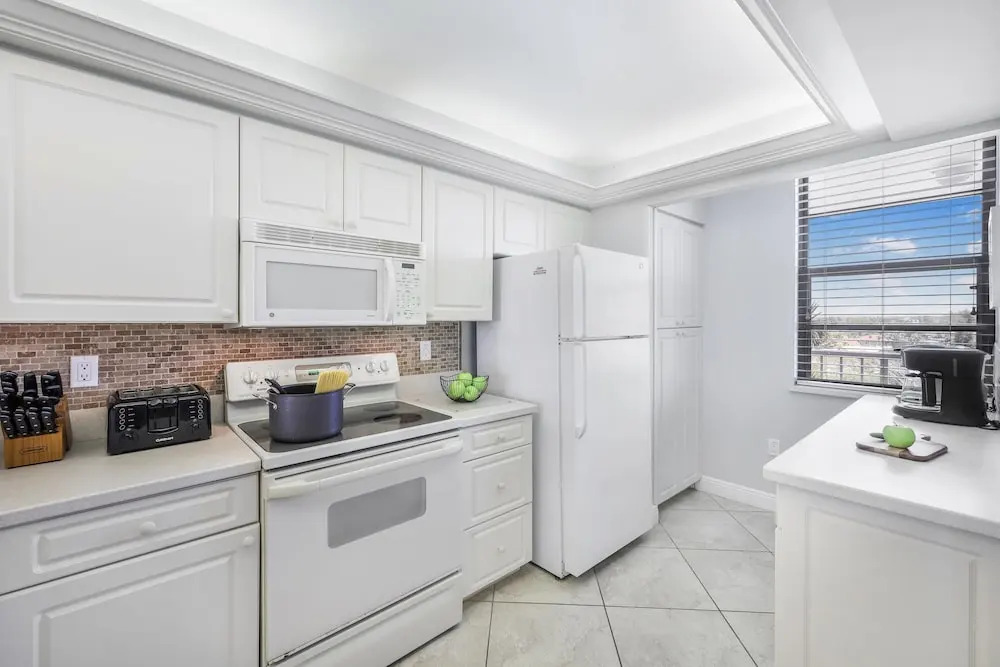 Beachfront Condo With Sw-facing Balcony and Pool