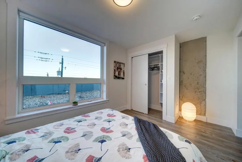 Stylish Modern Condo w Parking Location Coffee