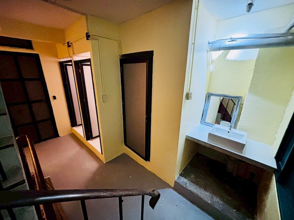 Sukhum Charoen Krung Tak-Sin bridge guest house