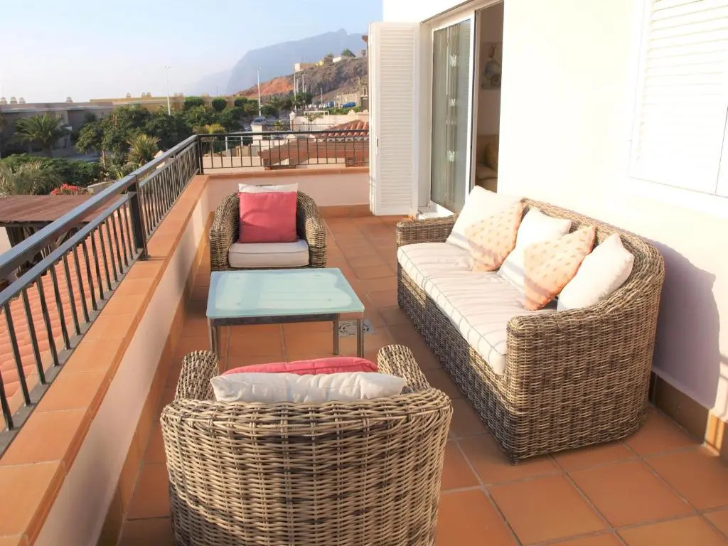 VILLA BLOSSOM in the beautiful area of Puerto Santiago Tenerife with 5 bedrooms for up to 10 guests private swimming pool and many other activities to entertain the family Secure parking for 2 cars and disabled access throughout