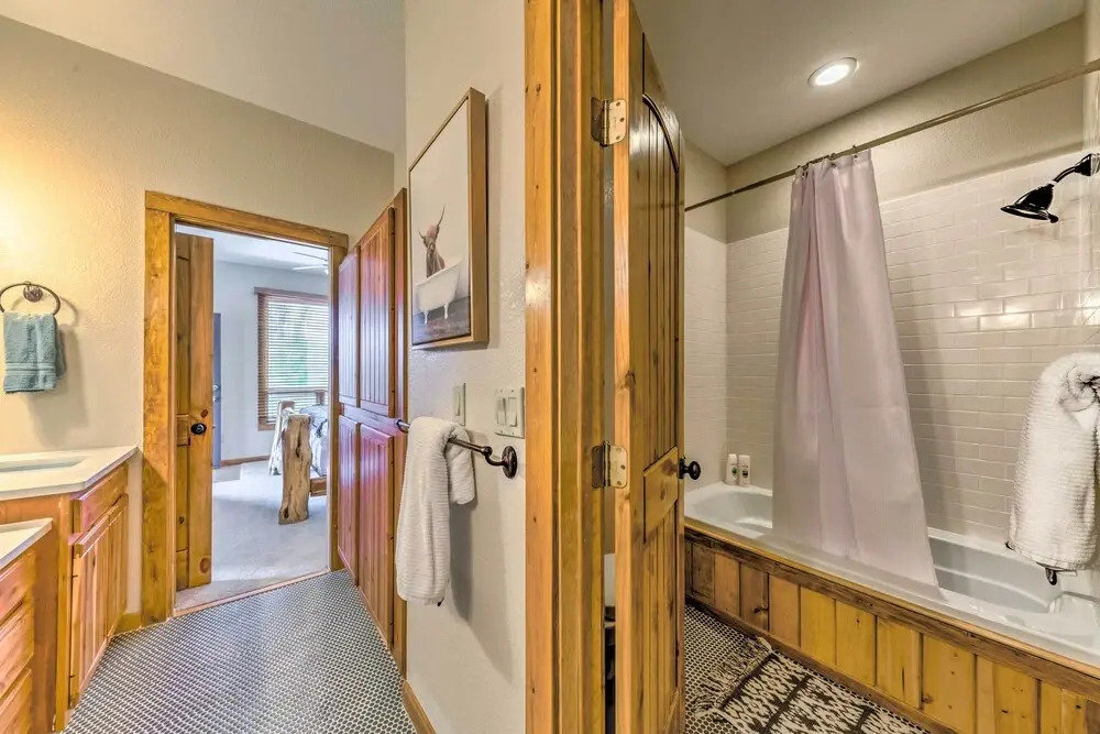 Luxe Ruidoso Home w/ Hot Tub + Mountain Views