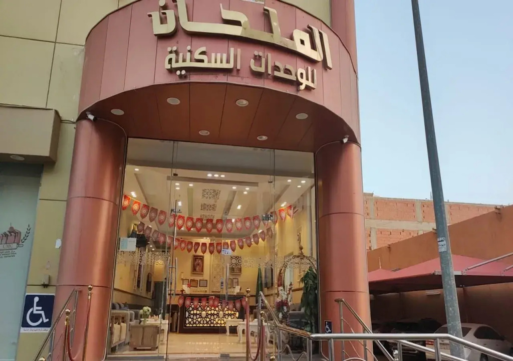 شقق البحر الأزرق المخدومه