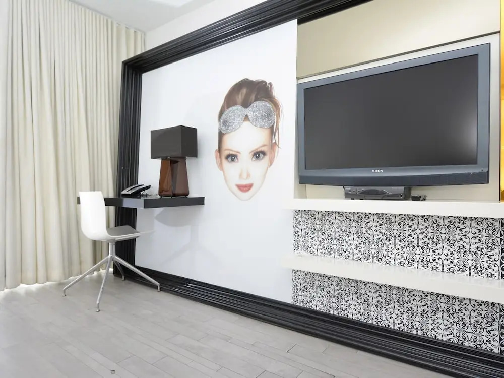 Miami World Rental - Mondrian 401
