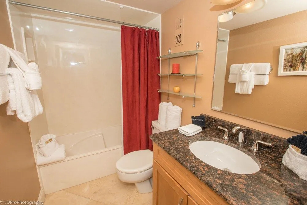 Shoreline Towers 1052 2 Bedroom Condo by RedAwning