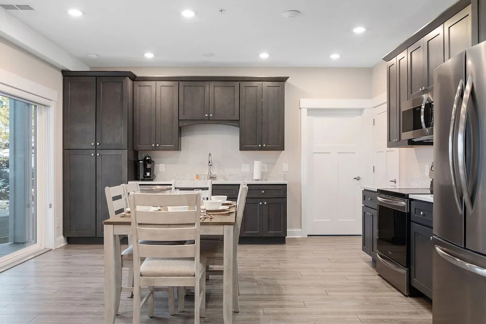 539 Bay St. Lake View Condo Unit 304E