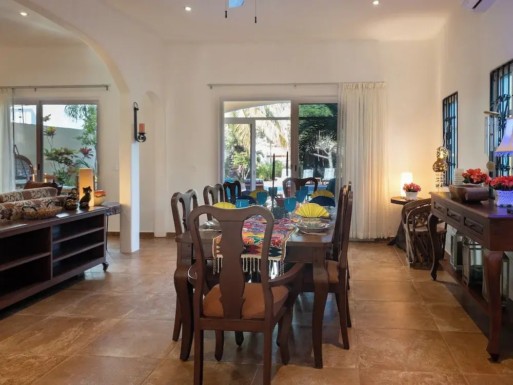 Casa Zarah - Hacienda Family Home - Pool and 2-Block to Beach