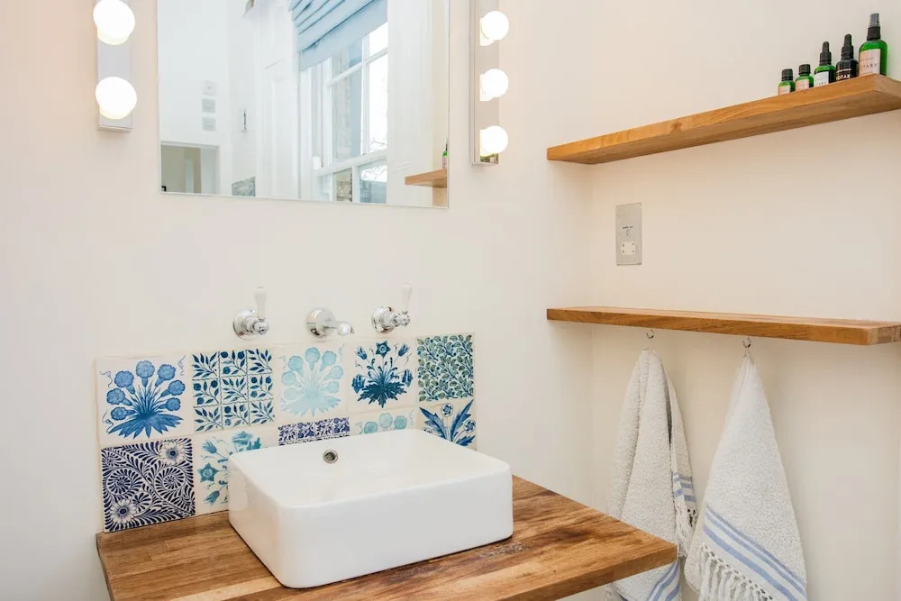 3 Bedroom Family Home Sleeps 6 in Camden