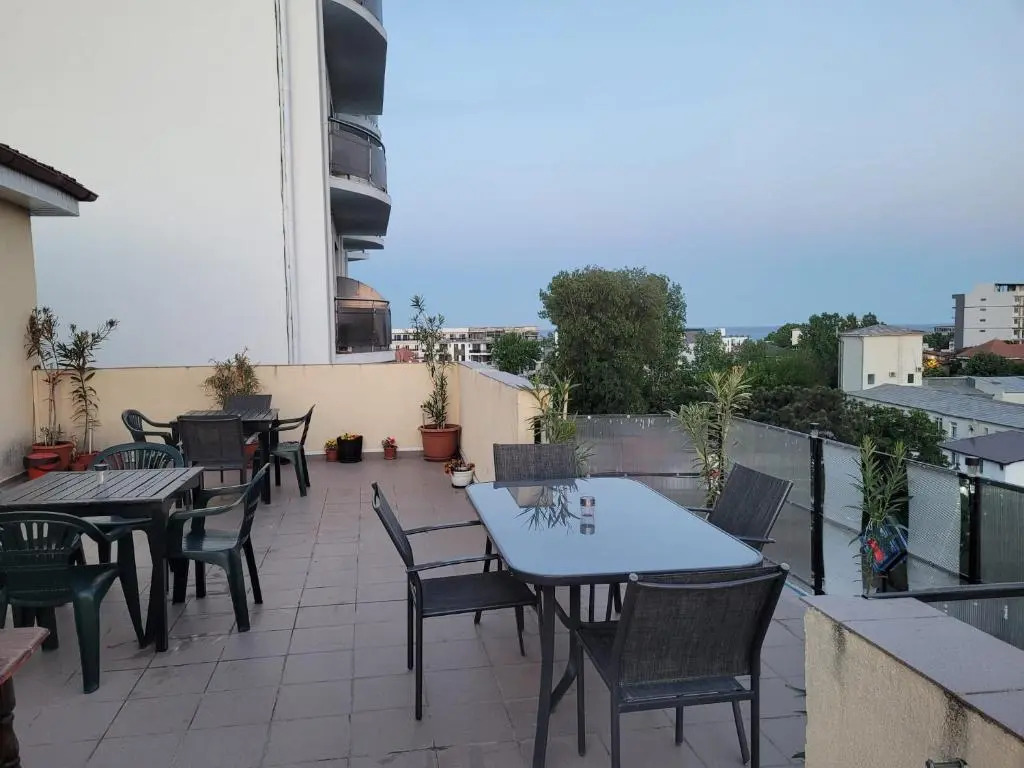 Cazare Eforie Nord, plaja Acapulco-Debarcader, garsoniere Four Studios, bucatarie comuna, baie proprie, etaj 4, fara lift