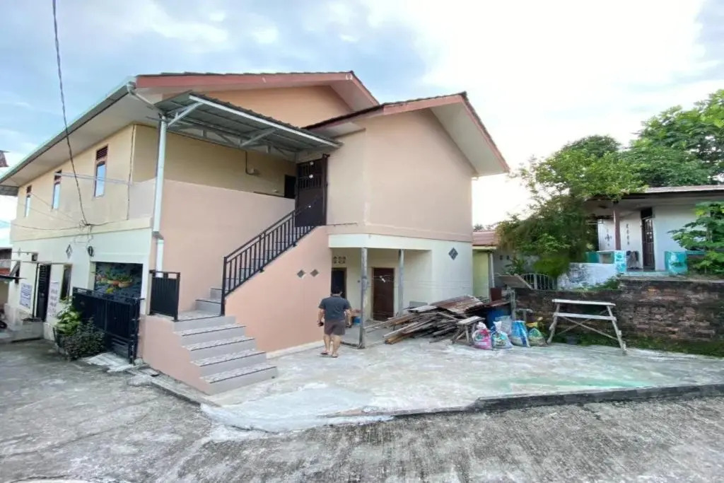 SPOT ON 91616 Kharisma Guest House