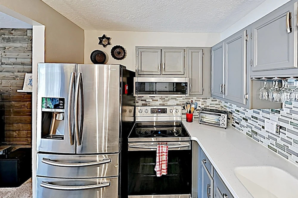 933scdue 3 Bedroom Condo