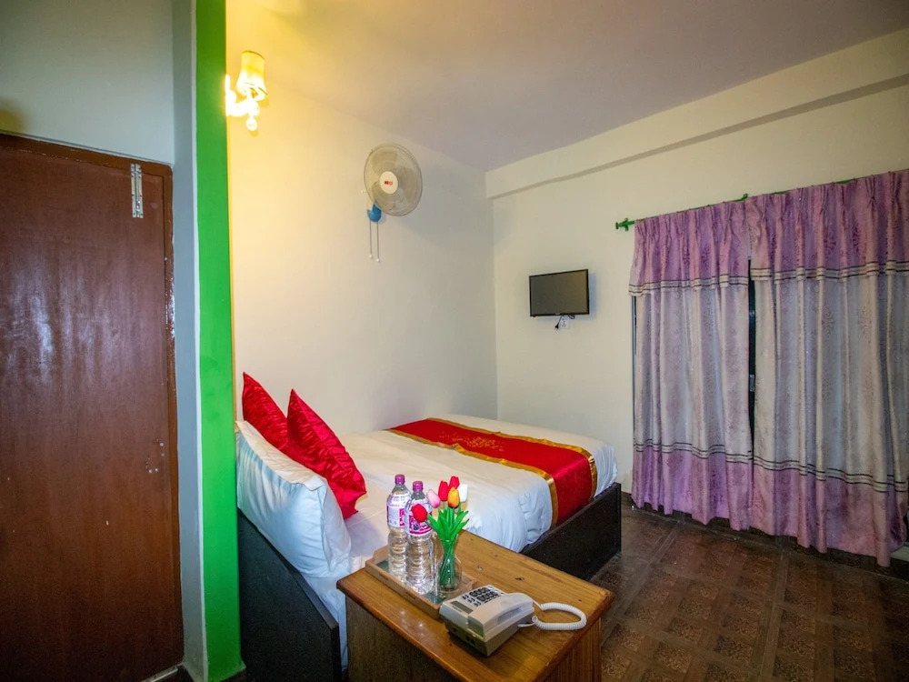 OYO 225 Hotel Fewa Corner