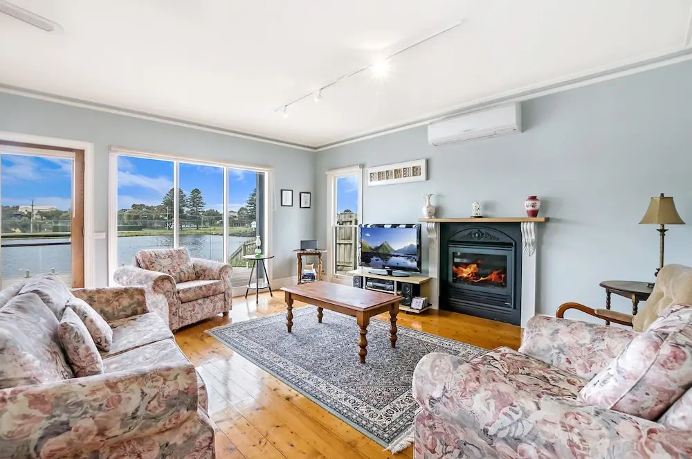 River Charm Apartment