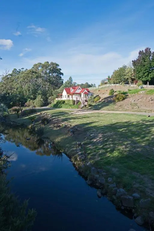CRABTREE RIVERFRONT COTTAGES 2 cottages EMILY & ELIZA COTTAGES Beautiful riverfront peaceful location RELAX & ENJOY