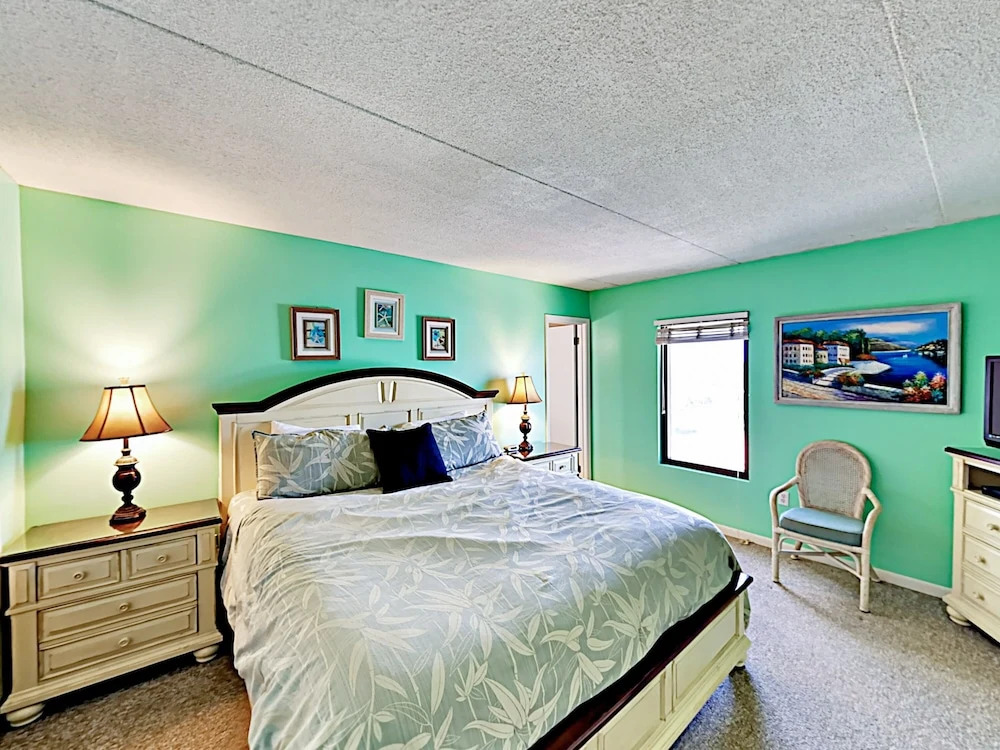 Gulf-front W/ Pool - Adjacent To Gulf Place 3 Bedroom Condo
