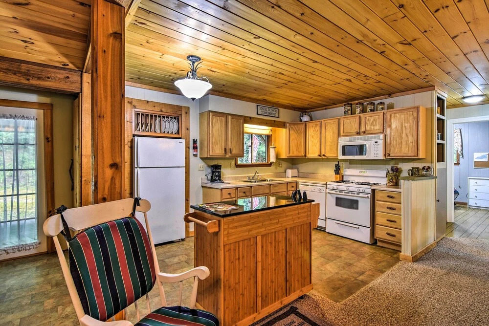 Robbinsville Cabin w/ Deck: 3 Mi to Fontana Lake!
