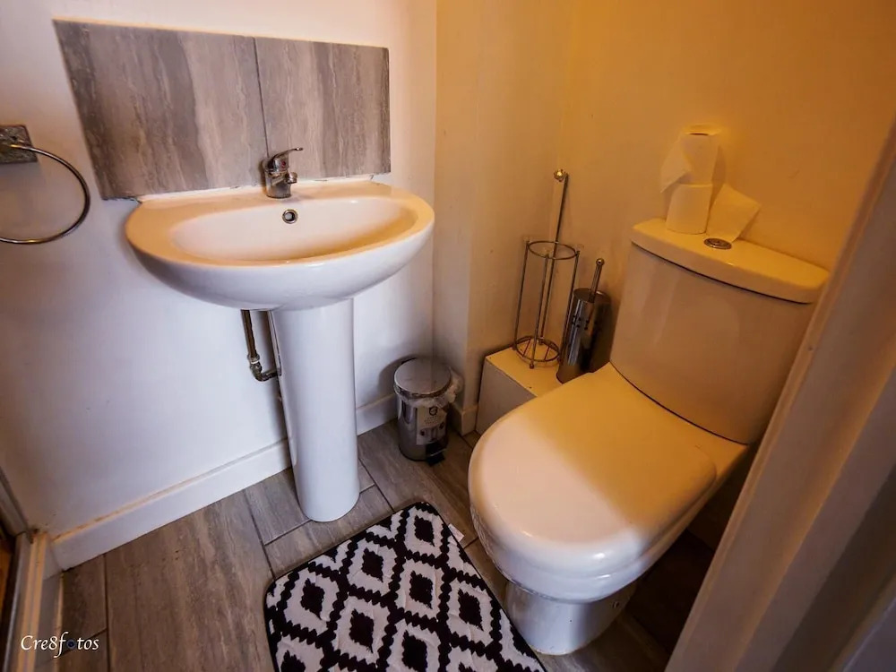 Ensuite1 Woodhouse private bath 2kitchen