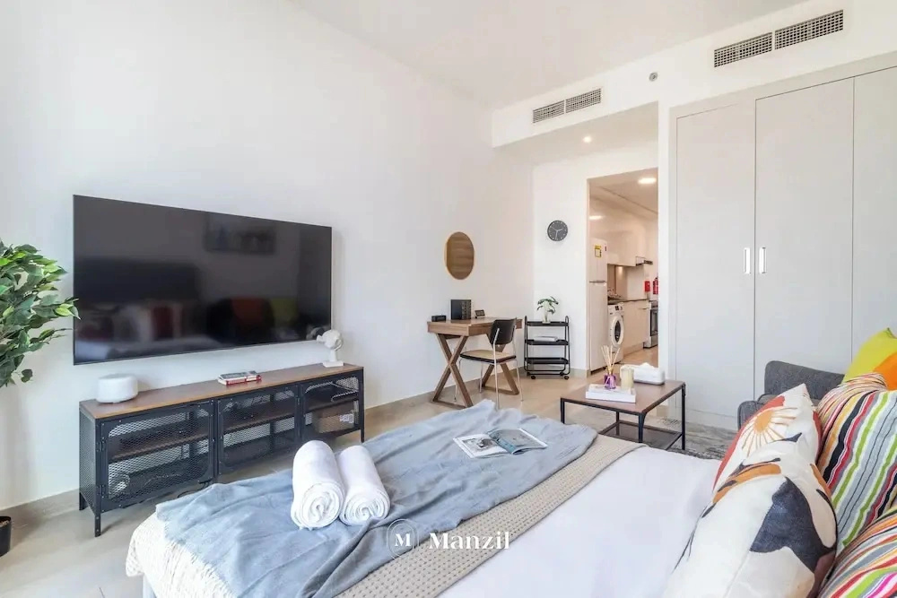 Manzil - Sleek Studio with Pool in JVC