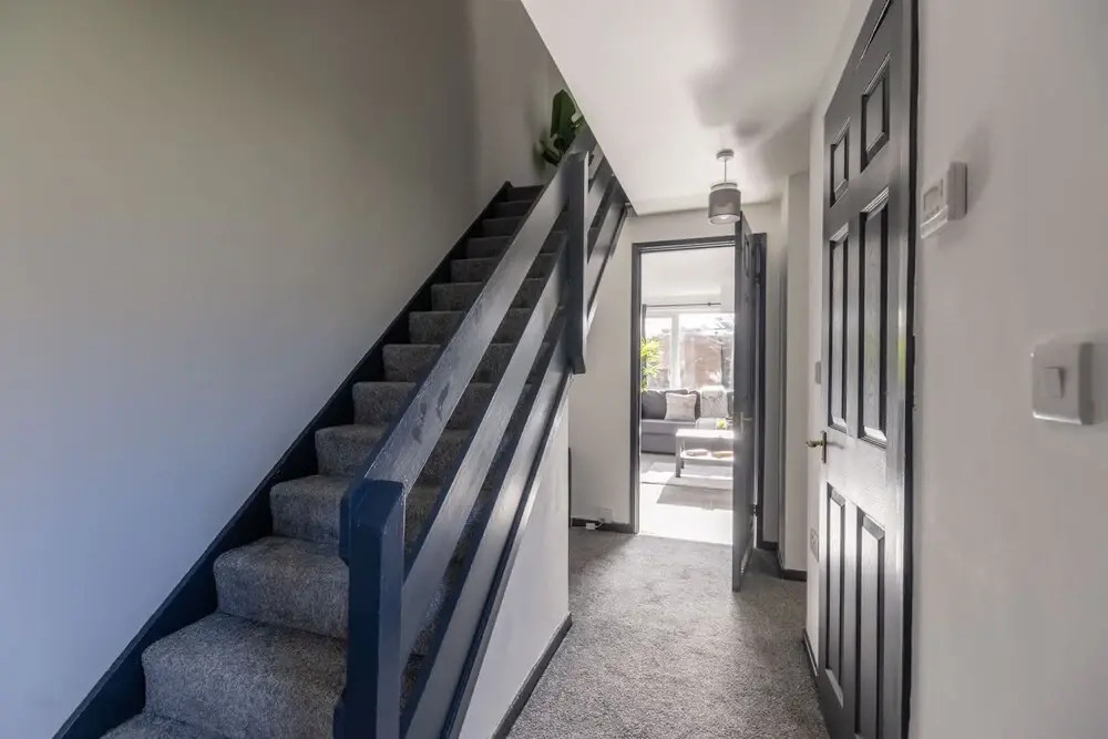 Modern 3 Bed House-free Parking