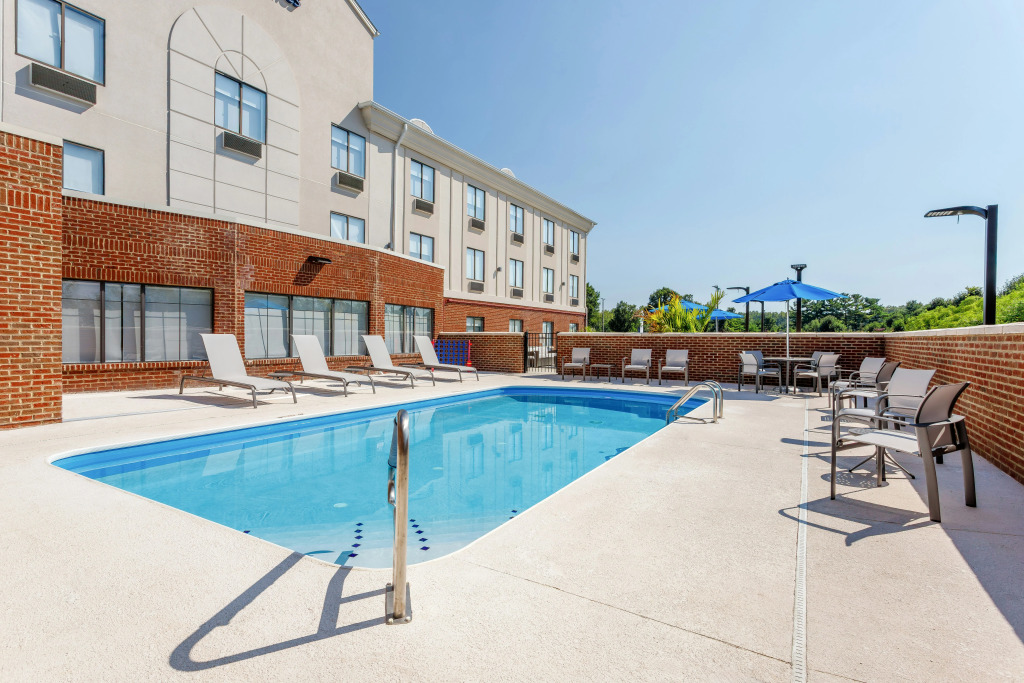 Holiday Inn Express & Suites Lancaster by IHG