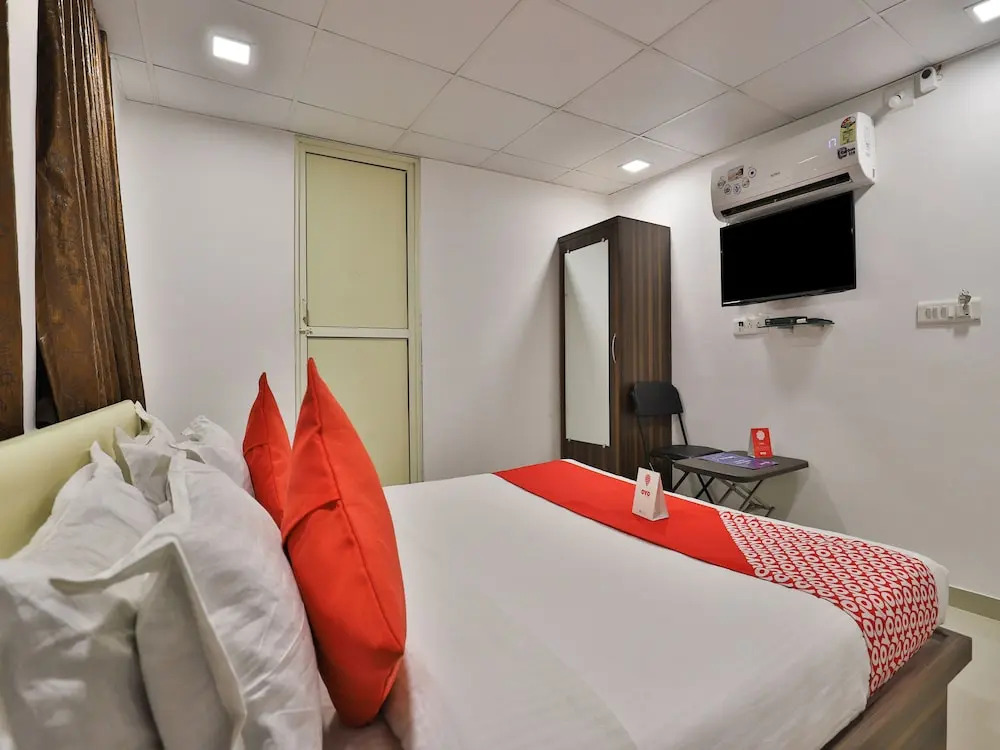 OYO 12229 Hotel Sarvagya
