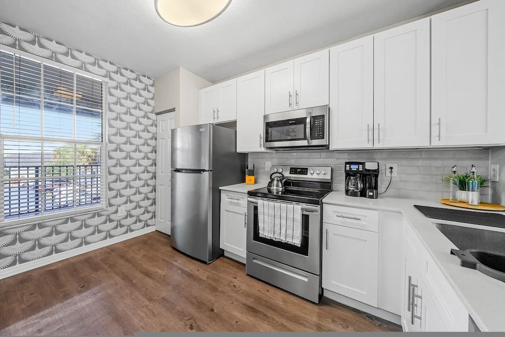Stylish 2BR 2BA w Pool Gym Near Airport 3