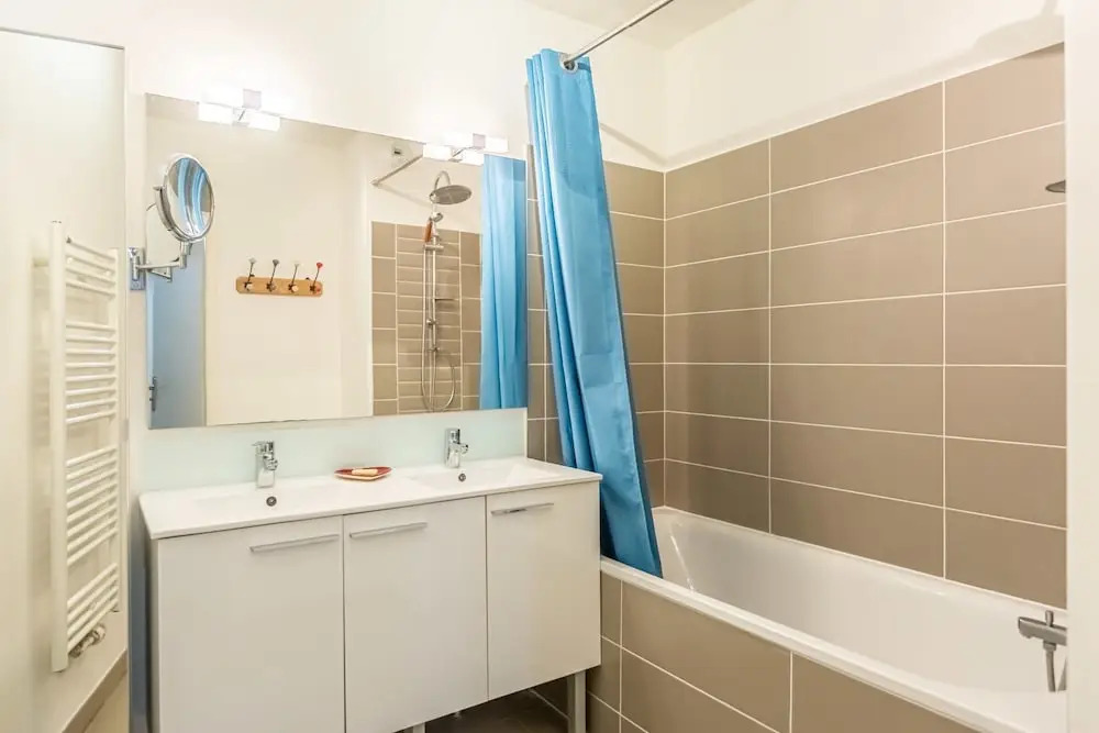 Spacious Apartment for 4 People in Bordeaux!
