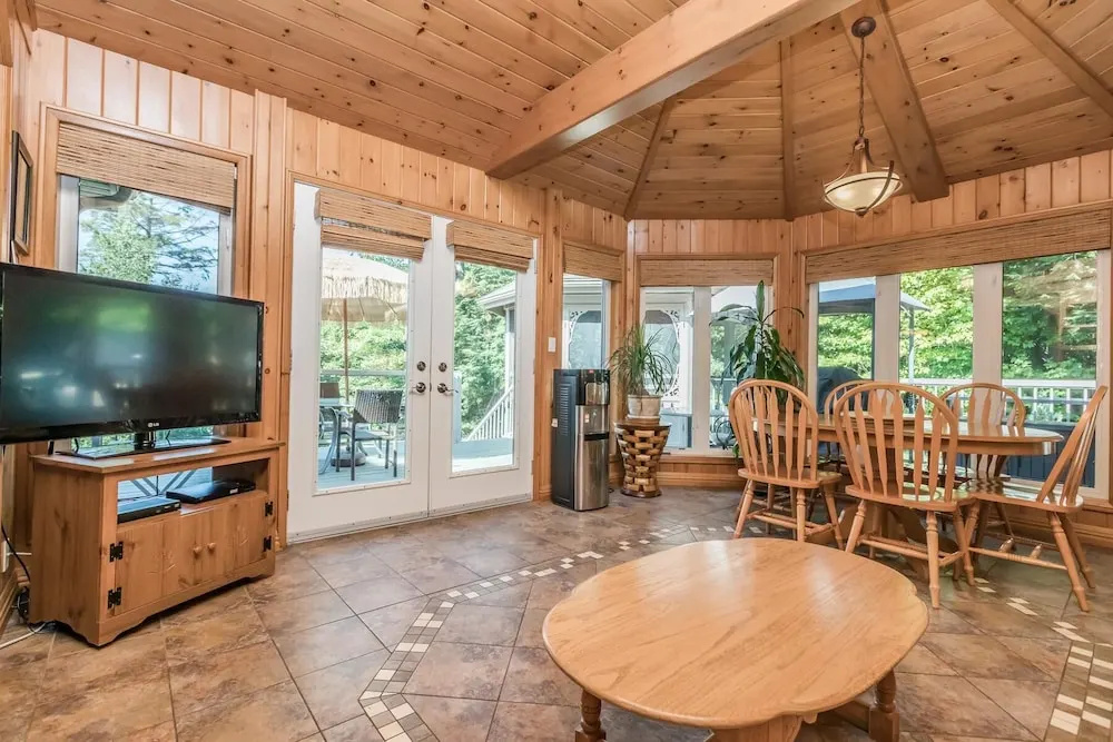 Stewart Lake Retreat A Gorgeous Beachfront Lakehouse With all the Bells & Whistles!