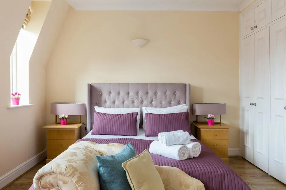 Large 1-bedroom Right Next to Oxford Street