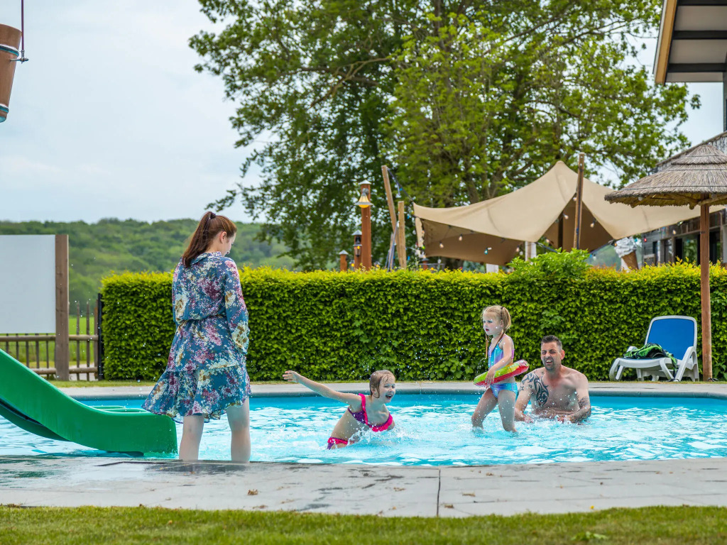 Comfortable chalet with cooking island, in a holiday park on the Gulperberg