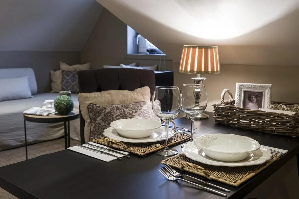 Casa-Cosi, tourist & business suites & flats with reserved parking and private terraces in shared garden with seasonal pool included, private sauna available
