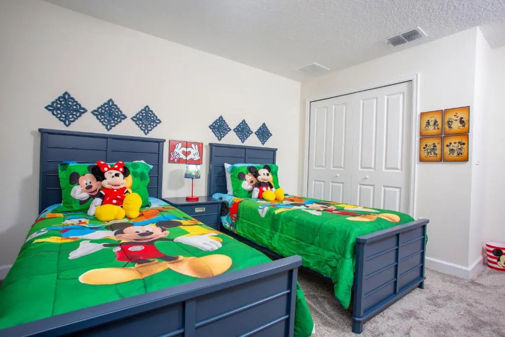 Marvelous 4 Bd w/ Pool Close to Disney 218