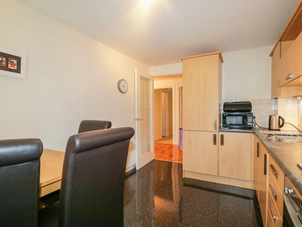 7 Riverside Gardens