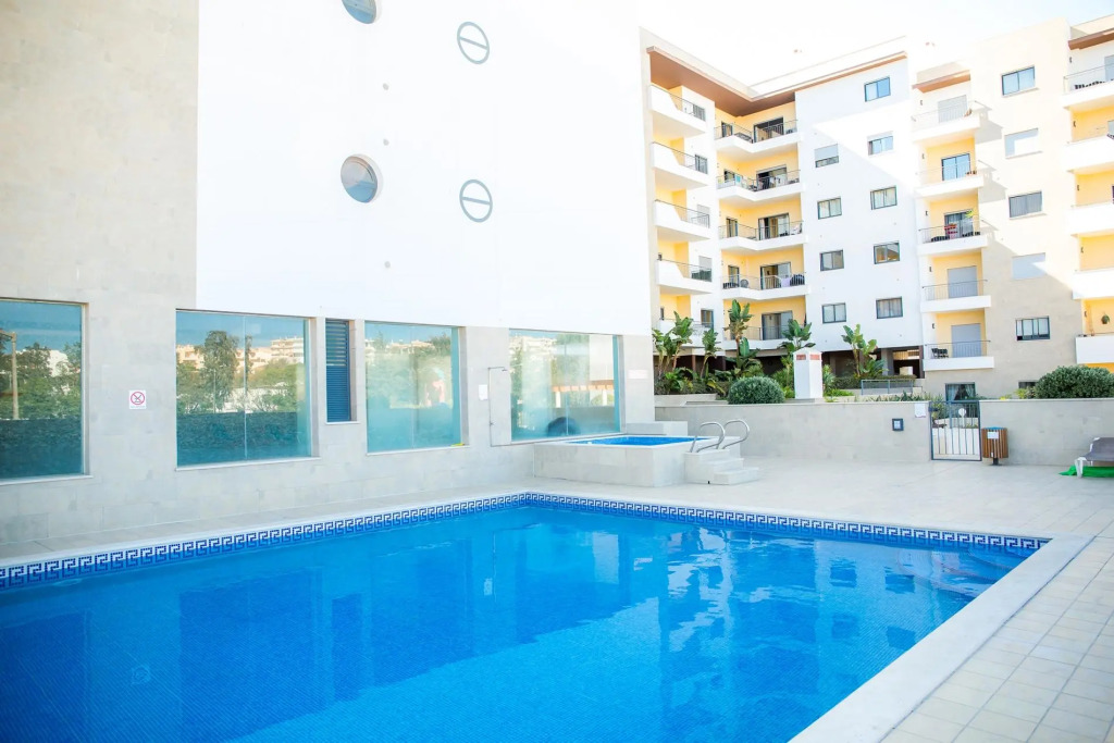 B05 - Lux & Pool Central Apartment