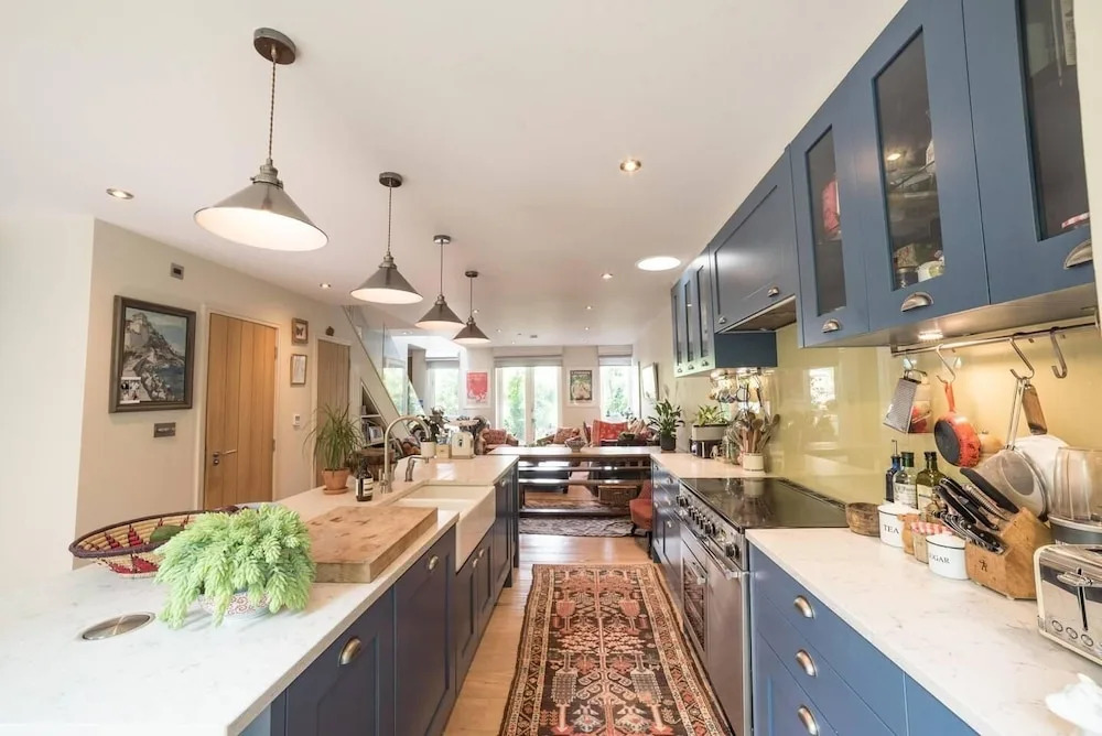 Cosy And Beautiful 4br House