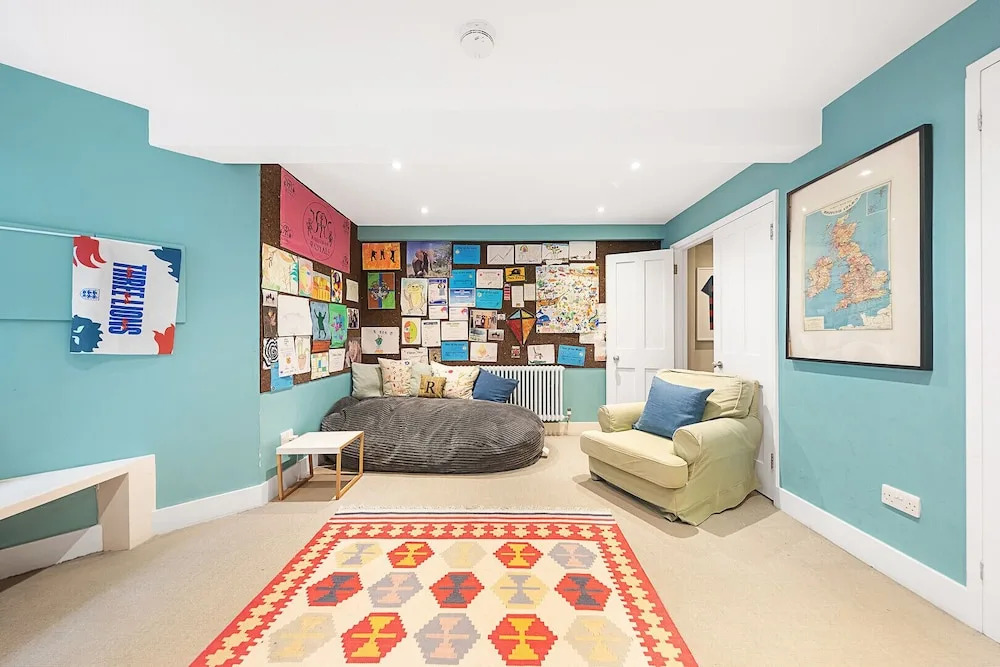 Colourful on Ormiston Grove