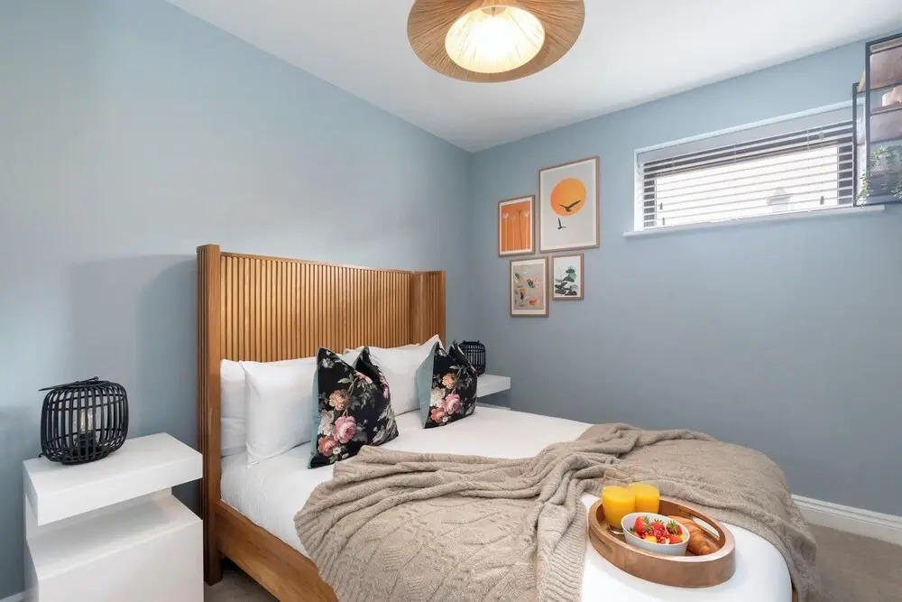 Beautiful 2 Bedroom Apartment With Parking in The Docks