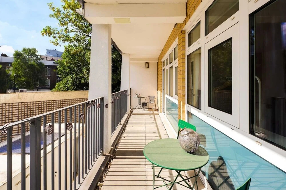 Beautiful & Vibrant 2BD Home w/ Balcony - Hackney!