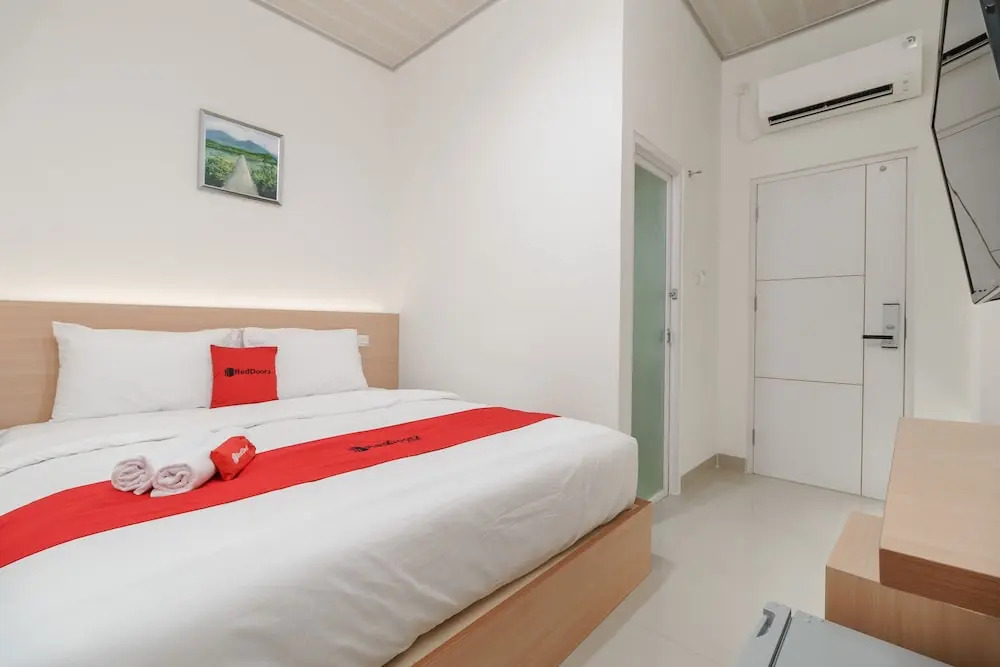 RedDoorz Plus near RS RK Charitas 2 Palembang