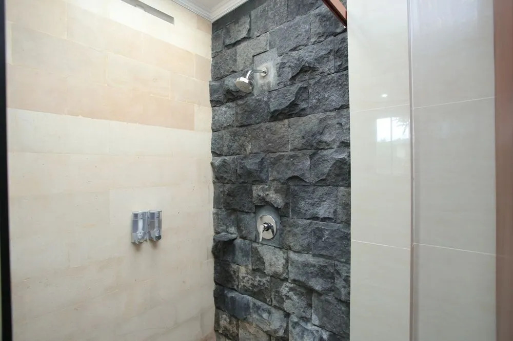 RedDoorz Plus @ Raya Batu Bolong
